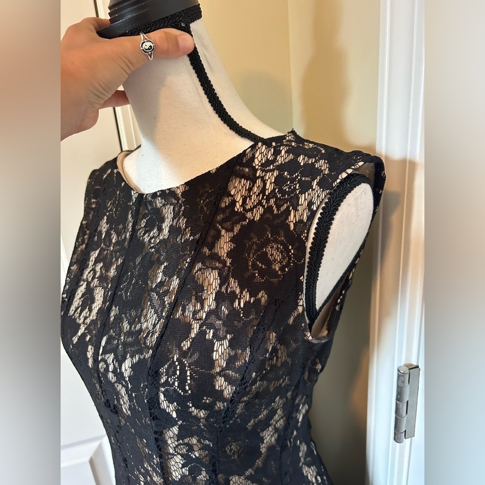 Elegant Black Lace high neck sleeveless Dress - Picture 3 of 6